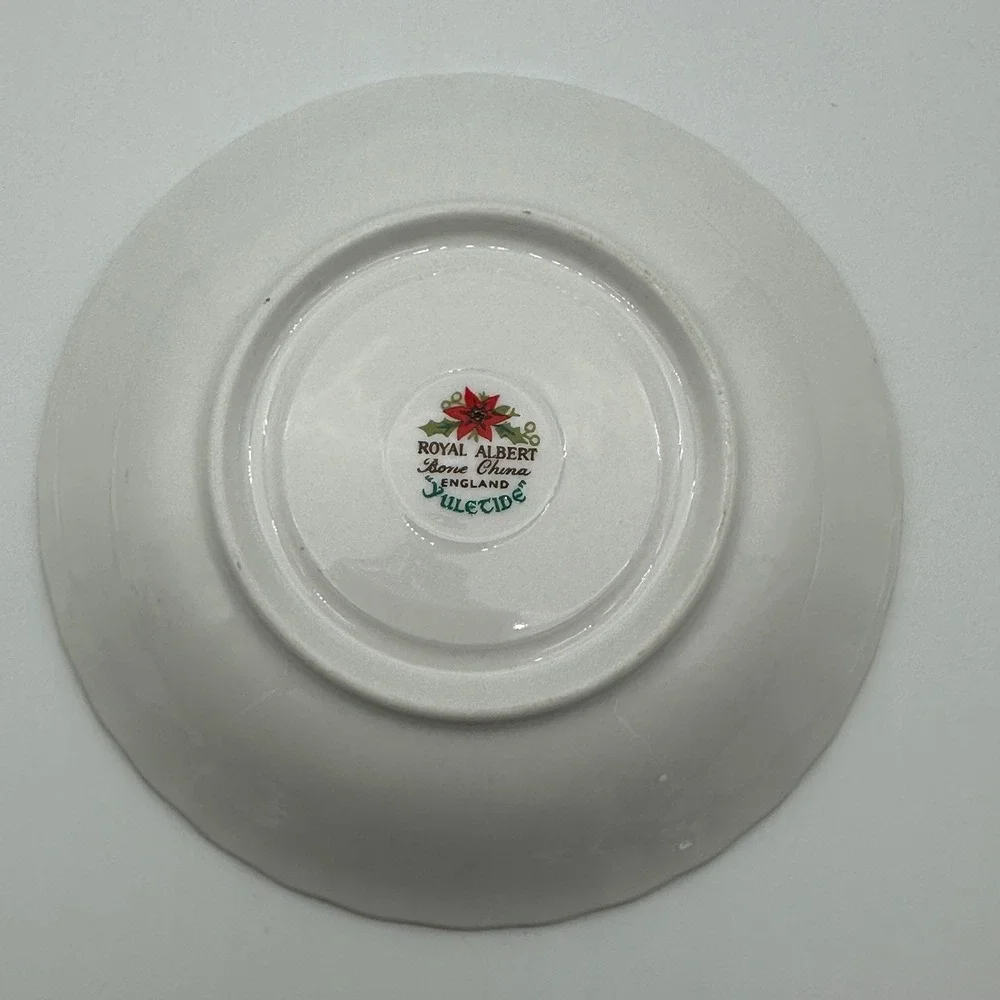 Royal Albert Yuletide Tea Cup Saucer Set Bone China England Poinsettia Christmas